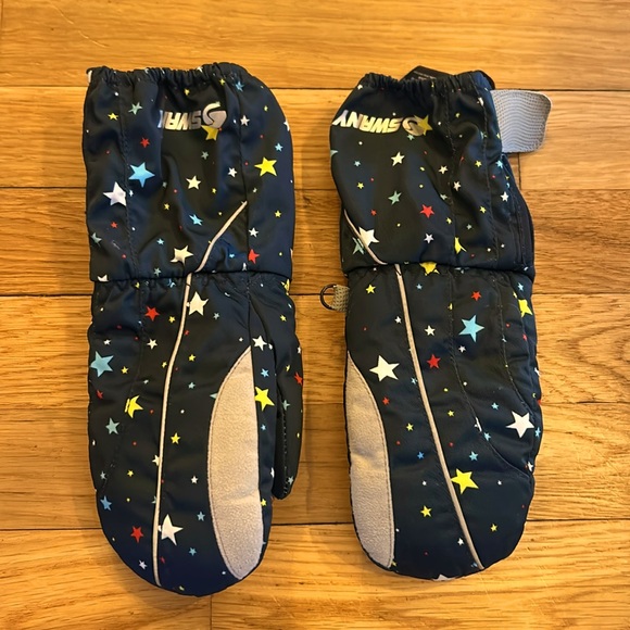 Assorted boys winter gloves and mittens. - Picture 7 of 11